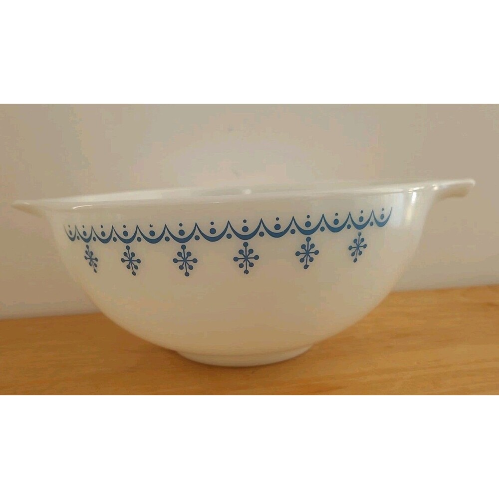 Pyrex Snowflake 443 Blue White Garland Cinderella 2-1/2 Qt Mixing Bowl Vintage